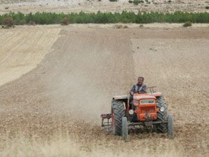 Beyşehirli çiftçinin ekim mesaisi başladı