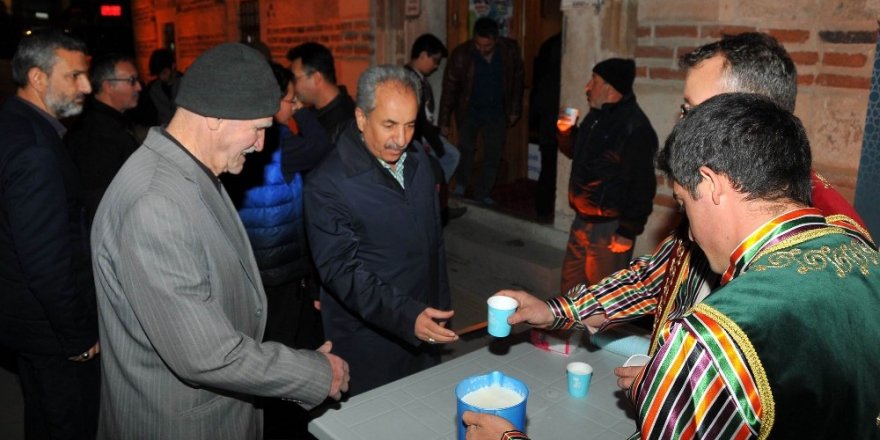 Akşehir Belediyesi vatandaşlara ballı süt dağıttı