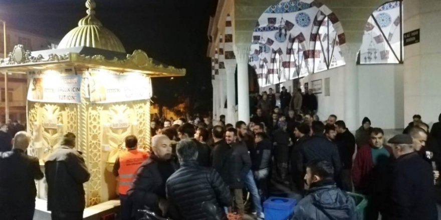 Ereğli Belediyesi Mevlit Kandilinde vatandaşlara süt ikram etti