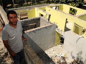 Evi terk ederken çatıyı da götürdü!