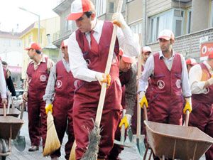 Başkan Erdem işçilerlecaddeleri temizledi