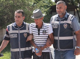 Fötr şapkası ele verdi