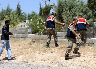 Mezarlıkta dehşet: 3 ölü, 5 yaralı