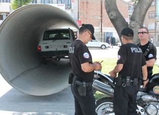 Su borusunun içinde otomobil