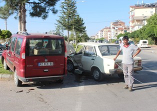 Otomobil kamyonete çarptı: 5 yaralı