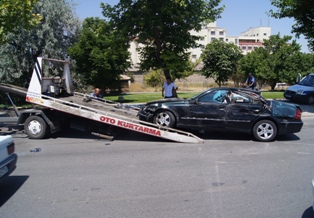 İki araca çarparak durabildi