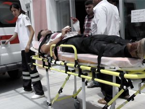 Cama çarpan genç bileklerinden ve elinden yaralandı