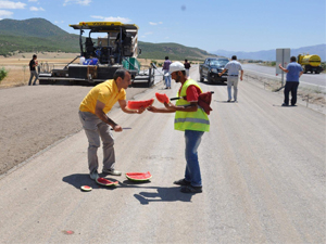 Kaymakam Sonel, yol işçilerine karpuz ikram etti