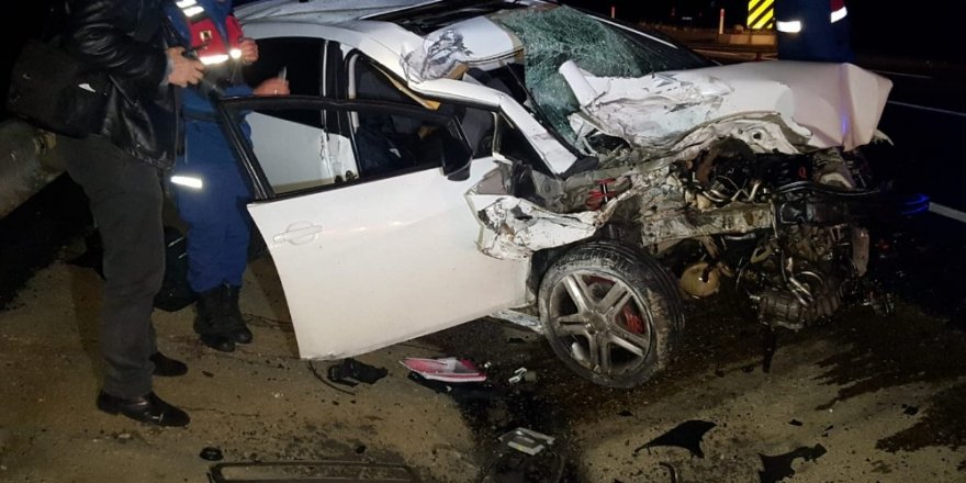 Otomobil tıra arkadan çarptı: 2 ölü, 1 yaralı