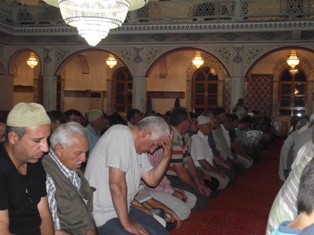 Kulu'da ilk teravih namazında camiler doldu