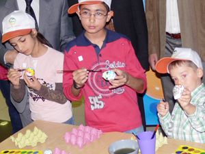 Kule Site’de çocuklar yumurta boyadı