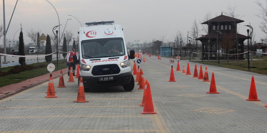 Ambulans şoförleri maharetlerini sergiledi