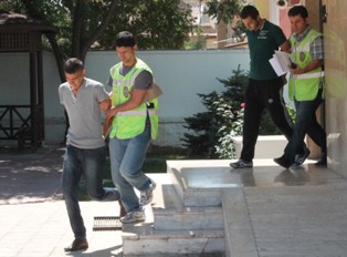 Gerçek diye sahte bilezikleri çaldılar