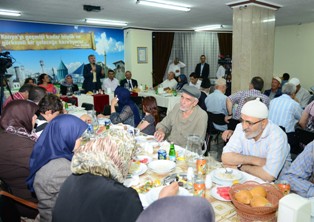 Akyürek, şehit aileleri ile iftar yaptı