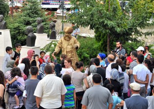 Akşehir'de pandomim ve canlı heykel gösterisi