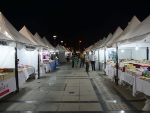 Mevlana Meydanı'nda kitap fuarı açıldı