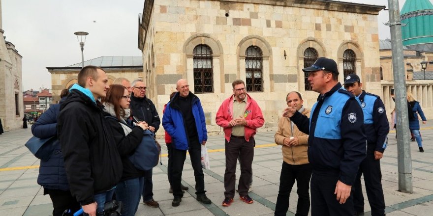 Büyükşehir Turizm Zabıtası ziyaretçilere rehberlik ediyor