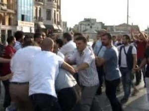 Eylemcilerden Taksim'de taksiciye linç girişimi