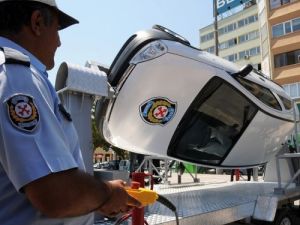 Emniyet Müdürü, Emniyet Kemerinin Faydasını, Ters Dönen Araca Binerek Gösterdi