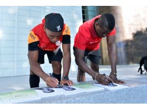 Drogba Ve Eboue, İngiltere'de Hayranlarıyla Buluştu