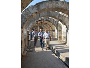 İzmir Antik Agora'da Duvar Yazısı Koleksiyonu Bulundu