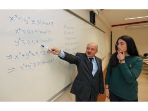 Matematiğin Dahilerini Yaşar Üniversitesi Akademisyeni Olimpiyata Hazırladı