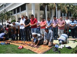 İzmirliler Ramazan'ın İlk Cuma Namazına Akın Etti