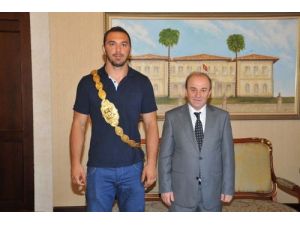 Başpehlivandan Vali Öztürk’e Ziyaret