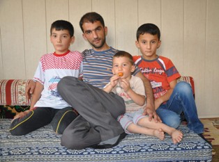 Baba üç çocuğuyla ortada kaldı