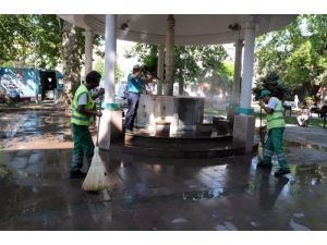 Belediye Ekipleri Camiler Temizleyip Gül Suyu Döküyor