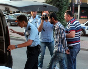 Çaldığı sigaralarla kaçarken polise yakalandı