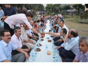 Suriye Ve Mısır Halkı İçin Yerde Simitle İftar Açtılar