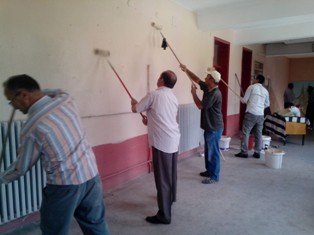 Fedakar öğretmenler okullarını boyadı