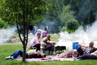 Kuğulu Park iftarda dolup taşıyor