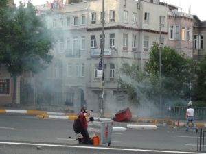 Slogan Atarak Yolu Trafiğe Kapatan Bdp’li Gruba Polis Müdahale Etti