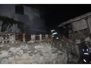 Çankırı'da Yangın: 3 Kişi Yaralandı, 2 Ev Ve Bir Otomobil Küle Döndü