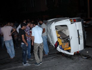 İşçi taşıyan minibüs ile otomobil çarpıştı: 12 yaralı