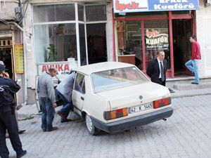 Babasını öldüren kişiye otomobille çarptı