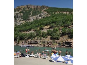 Sıcaktan Bunalan Tuncelililer, Plajlara Akın Etti