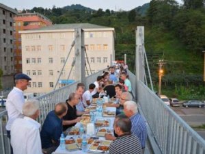 Rize'de üst geçitte iftar
