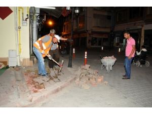 Kaldırım Çalışmaları Gece De Devam Ediyor