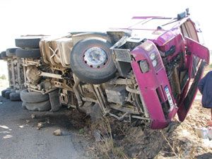 Ilgın'da pancar yüklü TIR devrildi: 1 yaralı