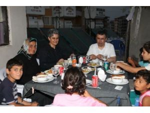 Vali Lekesiz, Vatandaşların İftar Sofrasına Konuk Oluyor