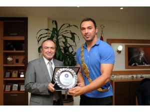 Kırkpınar Başpehlivanı Gürbüz'den, Rektör Kurtcephe'ye Ziyaret