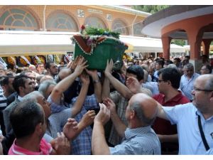 İdam Edilen Ülkücü Duracık'ın Annesi Son Yolculuğuna Uğurlandı