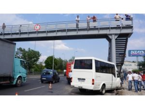 Servis Aracı, Önce Otomobile Ardından Üst Geçide Çarptı: 8 Yaralı