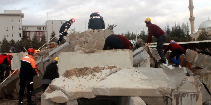 Konya’da helikopter destekli gerçeğini aratmayan deprem tatbikatı