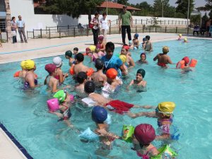 Seydişehirli çocuklar yüzme öğreniyor