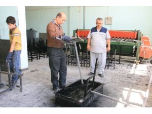 Gülnar'da Okulların Sıra İhtiyacını Meslek Lisesi Karşılıyor