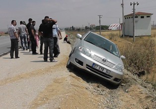 Kulu'da otomobil şarampole yan yattı